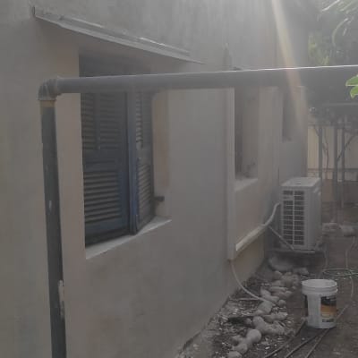 קיר עם חלון, דלי צבע וצינורות