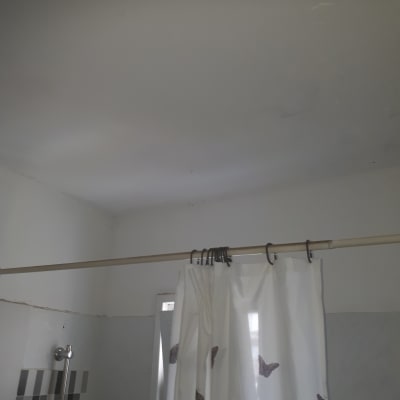 תקרה צבועה בלבן עם סימני תיקון צבע