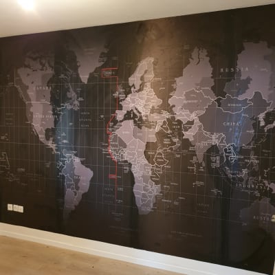 רצפת פרקט עץ בהירה בחדר עם קיר מפה