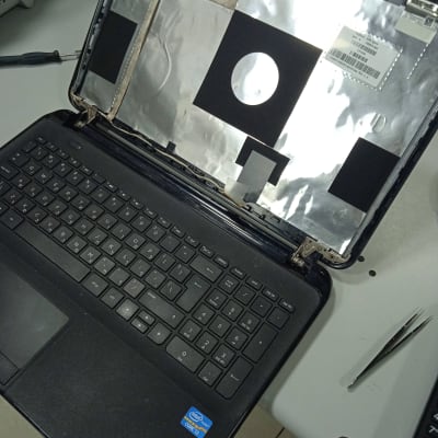 מחשב נייד פתוח עם מסך מפורק ומקלדת גלויה