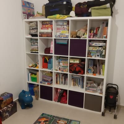 מדף עם משחקי קופסה, ספרים וצעצועים מאורגנים