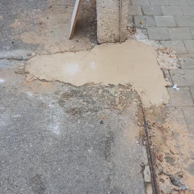 תיקון בטון על מדרכה ליד עמוד חשמל