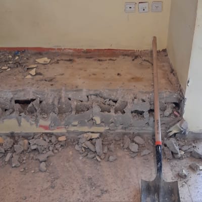 שבר בקיר עם חפירה וכלי עבודה
