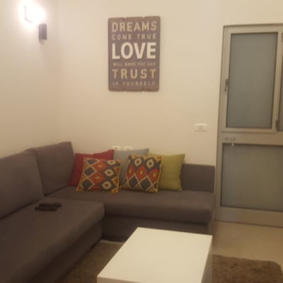 שלט עם כיתוב על הקיר בסלון