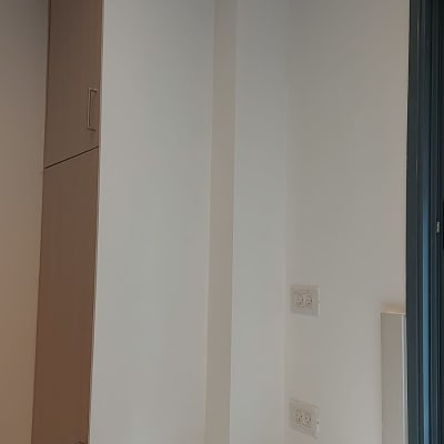 קיר גבס לבן עם שקעי חשמל כפולים