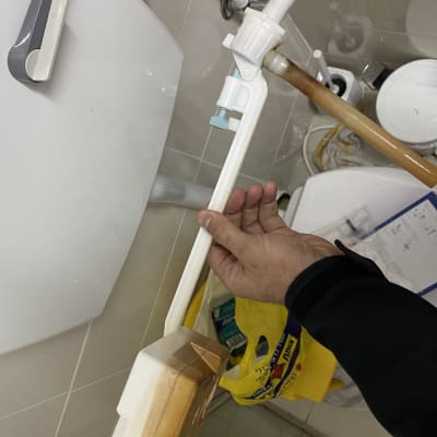 יד מחזיקה חלקי צנרת בשירותים