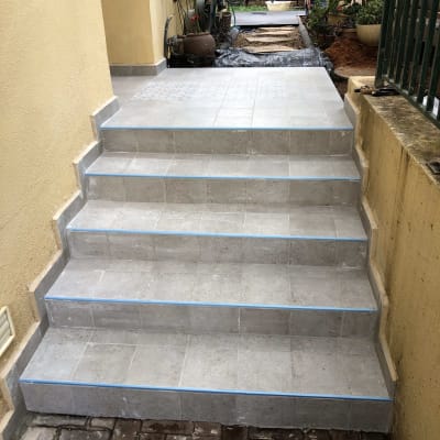 מדרגות מרוצפות חדשות עם אריחים אפורים