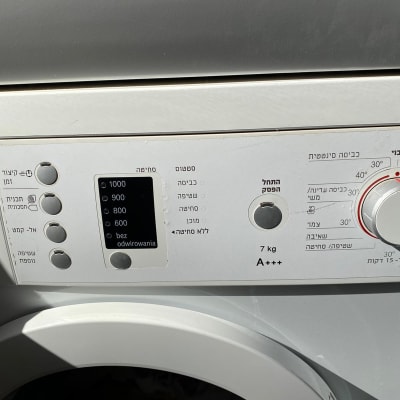 לוח בקרה של מכונת כביסה עם כפתורים ותצוגה דיגיטלית