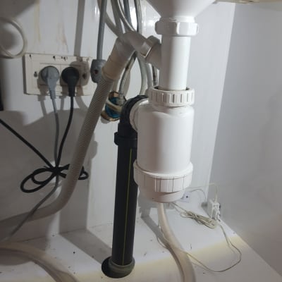 צנרת פלסטיק מתחת לכיור עם חיבורים