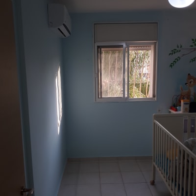 קיר צבוע בכחול בהיר עם מדבקות עלים