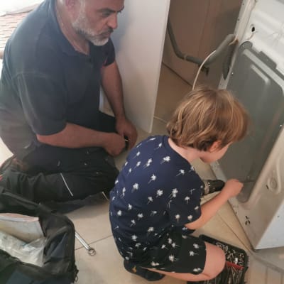 תודה לקובי שתיקן את מכונת הכביסה ועל הדרך גם הפעיל את הילדים