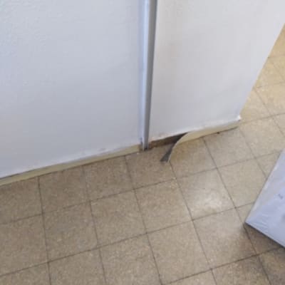 קיר צבוע לבן עם פינה לא גמורה