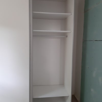 ארון בגדים עם מדפים ומוט תלייה