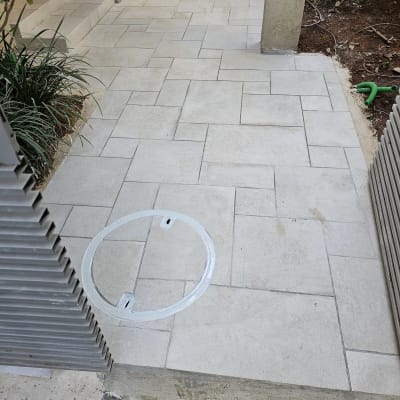 ריצוף חדש עם מכסה ביוב עגול