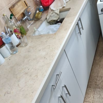 משטח שיש במטבח עם כיור וברז