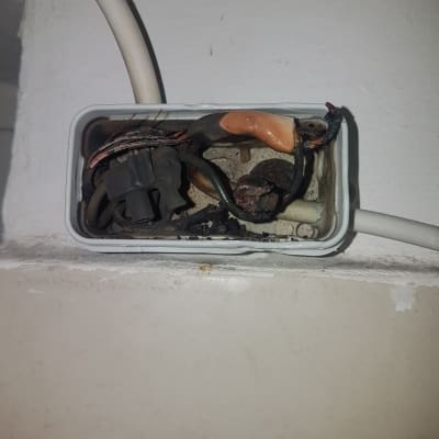 חוטי חשמל שרופים בתוך קופסת חיבורים