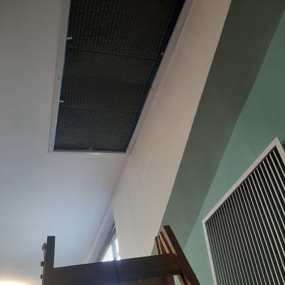 פתח אוורור של מזגן בתקרה עם סולם עץ