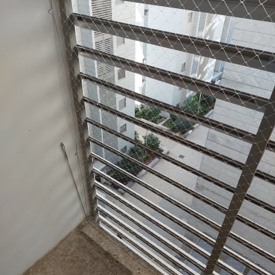 רשת מתכת מותקנת על מרפסת למניעת כניסת יונים