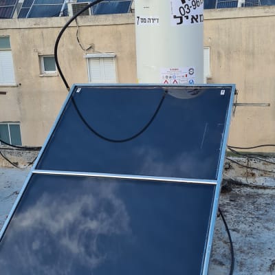 דוד שמש עם קולטים על גג בניין