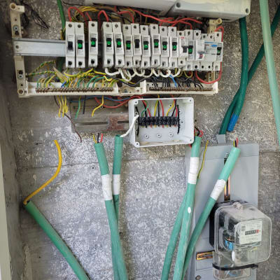 לוח חשמל עם חוטים ומפסקים חשמליים