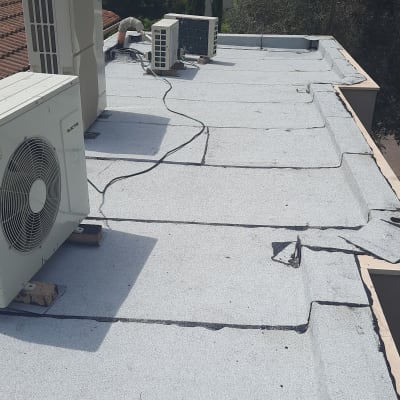 גג אטום עם יריעות ביטומניות ומזגנים