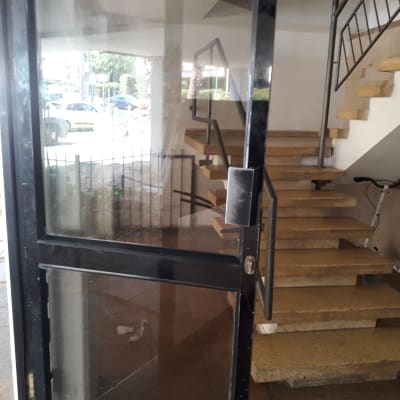 דלת זכוכית עם מסגרת מתכת שחורה