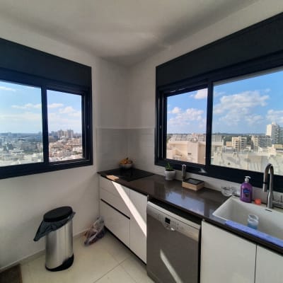 חלונות אלומיניום במטבח מודרני עם נוף עירוני