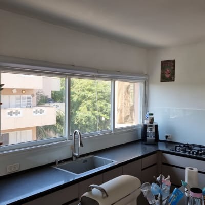 חלון זכוכית גדול במטבח עם נוף חיצוני