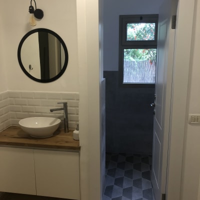 חדר אמבטיה עם כיור עגול וברז מודרני