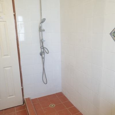 מקלחת עם אריחים חדשים וברז מותקן