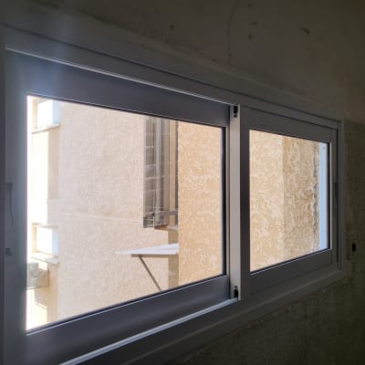 חלון אלומיניום עם מסגרת לבנה