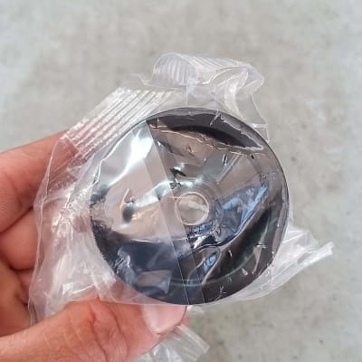 דיסק פלסטיק שחור באריזת ניילון שקופה