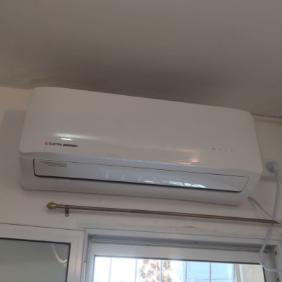 מזגן קיר לבן מותקן על קיר פנימי