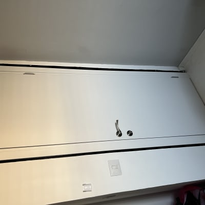 דלת לבנה עם ידית מתכת וקיר לבן