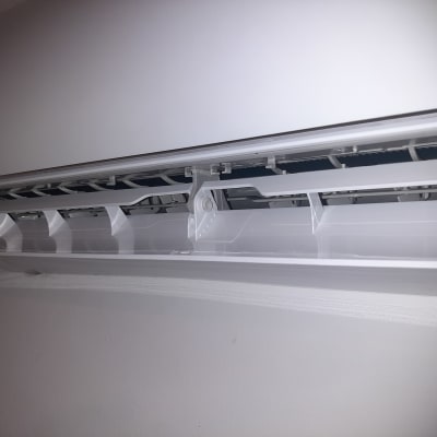 יחידת מיזוג אוויר עם תריסים פתוחים