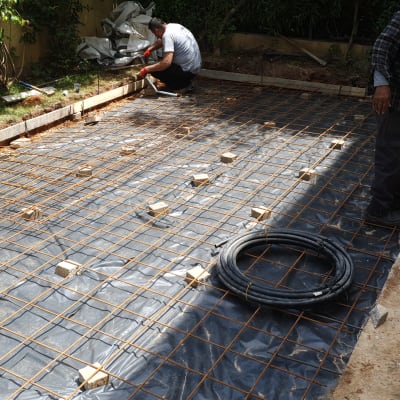 רשת ברזל על יריעת פלסטיק, הכנה ליציקת בטון