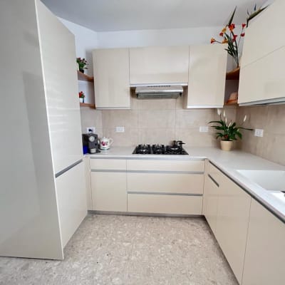 מטבח מודרני עם כיריים, כיור ומכונת קפה