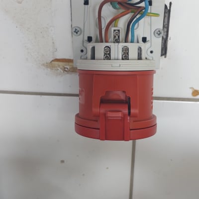 שקע חשמלי עם חוטים צבעוניים מחוברים