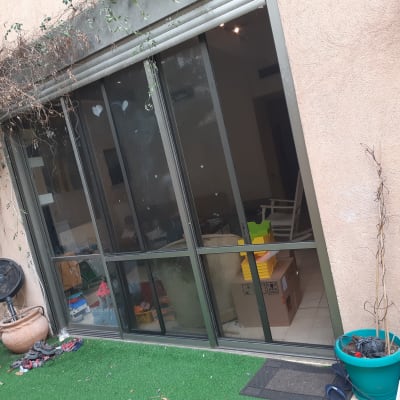 חלון אלומיניום גדול עם מסגרת כהה