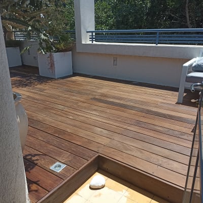 דק עץ עם עציצים על מרפסת