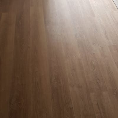 רצפת פרקט עץ בהירה ליד דלת זכוכית