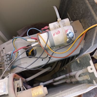 חוטי חשמל ומדחס במזגן ישן