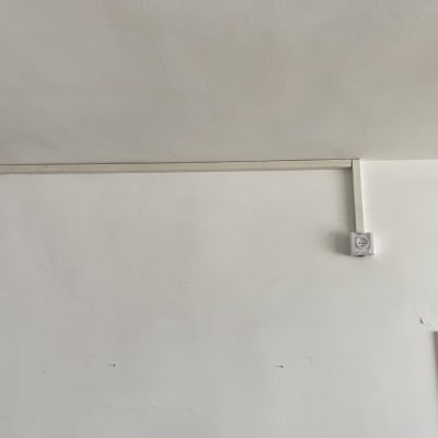 שקע חשמל על קיר עם תעלה חשמלית