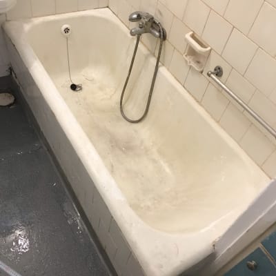 אמבטיה עם ברז ומקלחת יד, אריחים לבנים