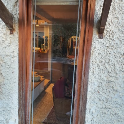 חלון זכוכית עם מסגרת עץ, משקף פנים בית