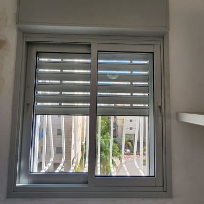 חלון אלומיניום עם תריסים סגורים