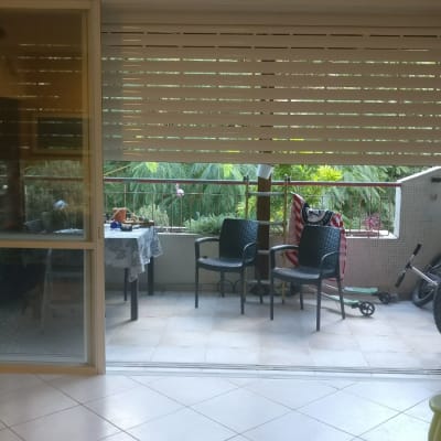 חלון אלומיניום גדול עם תריסים פתוחים למחצה