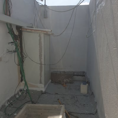 אזור עם חוטים וכלים לאיטום על גג