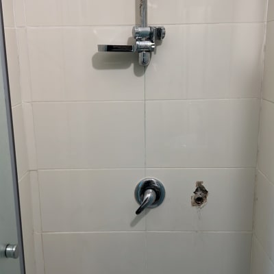 ברז מקלחת עם חור בקיר