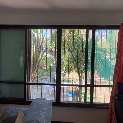 חלון עם תריסים סגורים בצד שמאל